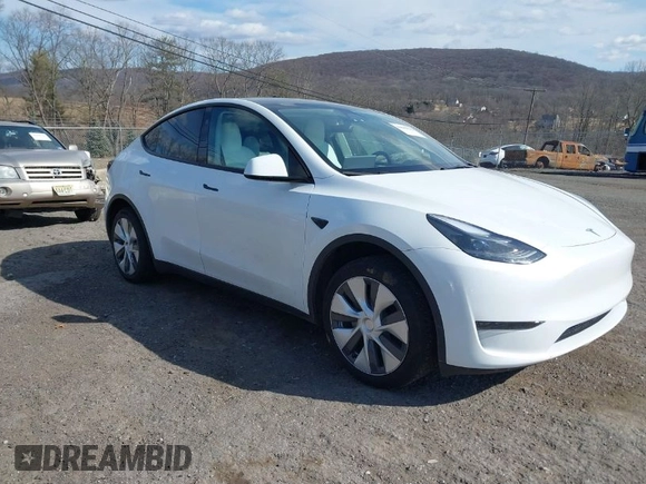 2024 Tesla Model Y with VIN 7SAYGDED2RF089010, listed as a IAAI auction lot 41630222 with 18,366 mi miles and . Bid and sale history available at carsss.com. Image 1.