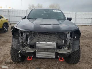 2024 Chevrolet Colorado 4WD ZR2 z VIN 1GCPTFEK4R1265787, wystawiony jako Copart lot #54108245 z przebiegiem 4 880 mil mil oraz Szkoda całkowita • Salvage title. Historia ofert i sprzedaży dostępna na DreamBid. Obrazek 5.