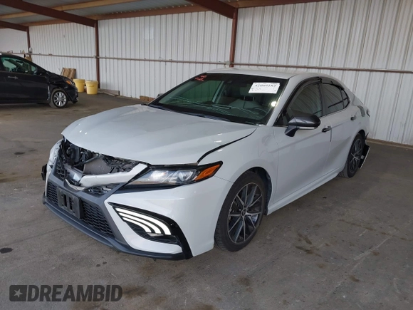 2022 Toyota Camry SE z VIN 4T1G11AK5NU019057, wystawiony jako IAAI lot #42009182 z przebiegiem 48 250 mil mil oraz . Historia ofert i sprzedaży dostępna na DreamBid. Obrazek 2.