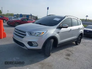 2018 Ford Escape SE z VIN 1FMCU9GD6JUC91365, wystawiony jako IAAI lot #39152113 z przebiegiem 129 283 mil mil oraz . Historia ofert i sprzedaży dostępna na DreamBid. Obrazek 20.