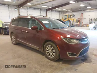 2017 Chrysler Pacifica Touring L z VIN 2C4RC1BG9HR670176, wystawiony jako IAAI lot #42130037 z przebiegiem 83 893 mil mil oraz . Historia ofert i sprzedaży dostępna na DreamBid. Obrazek 1.