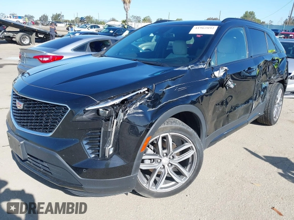 2020 Cadillac XT4 FWD Sport z VIN 1GYFZER49LF021475, wystawiony jako IAAI lot #41962892 z przebiegiem 41 603 mil mil oraz . Historia ofert i sprzedaży dostępna na DreamBid. Obrazek 17.