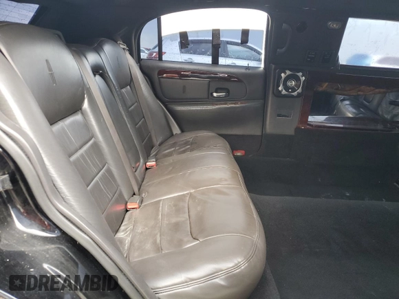 2000 Lincoln Town Car Executive с VIN 1L1FM81W8YY771526, выставлен на аукционе Copart как лот 65654725 с пробегом 51 048 миль миль и Чистый • Clean title. История ставок и продаж доступна на DreamBid. Изображение 11.