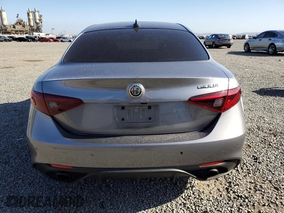 2018 Alfa Romeo Giulia Ti Sport z VIN ZARFAECN7J7576954, wystawiony jako Copart lot #57152095 z przebiegiem 80 235 mil mil oraz Szkoda całkowita • Salvage title. Historia ofert i sprzedaży dostępna na DreamBid. Obrazek 6.