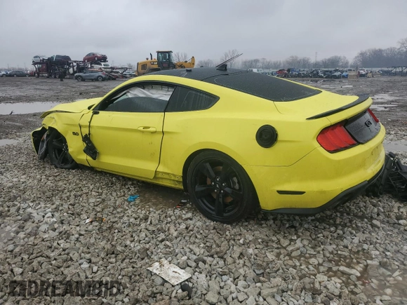 2021 Ford Mustang GT z VIN 1FA6P8CF7M5108554, wystawiony jako Copart lot #47706165 z przebiegiem 44 841 mil mil oraz Szkody całkowita. Historia ofert i sprzedaży dostępna na DreamBid. Obrazek 2.