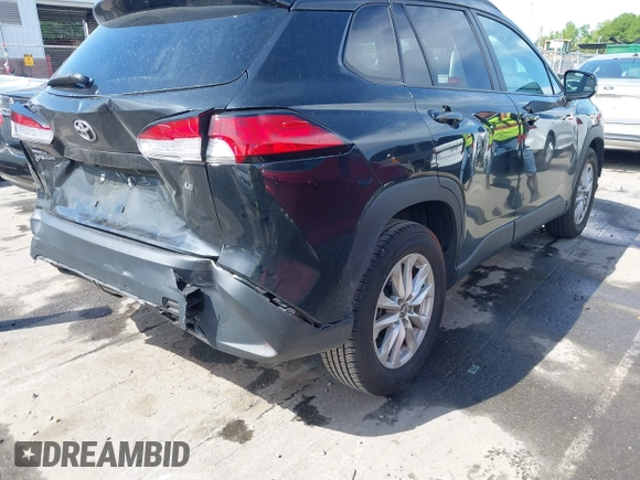 2022 Toyota Corolla Cross LE z VIN 7MUCAAAG8NV037030, wystawiony jako IAAI lot #42014483 z przebiegiem 39 146 mil mil oraz . Historia ofert i sprzedaży dostępna na DreamBid. Obrazek 4.