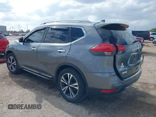 2017 Nissan Rogue SL z VIN 5N1AT2MT0HC881736, wystawiony jako IAAI lot #41506635 z przebiegiem 136 389 mil mil oraz . Historia ofert i sprzedaży dostępna na DreamBid. Obrazek 3.