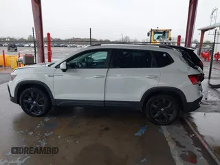 2023 Volkswagen Taos SE z VIN 3VVNX7B22PM315903, wystawiony jako IAAI lot #41305234 z przebiegiem 14 321 mil mil oraz . Historia ofert i sprzedaży dostępna na DreamBid. Obrazek 14.