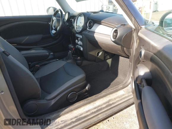 2010 MINI Hardtop z VIN WMWMF3C56ATZ65113, wystawiony jako IAAI lot #40968121 z przebiegiem 124 066 mil mil oraz . Historia ofert i sprzedaży dostępna na DreamBid. Obrazek 5.