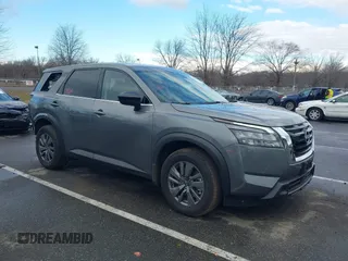2024 Nissan Pathfinder S z VIN 5N1DR3AC0RC278244, wystawiony jako IAAI lot #41023631 z przebiegiem 4 017 mil mil oraz . Historia ofert i sprzedaży dostępna na DreamBid. Obrazek 1.