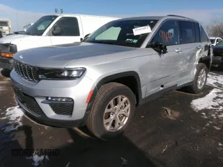 2023 Jeep Grand Cherokee Limited z VIN 1C4RJHBG4PC586661, wystawiony jako IAAI lot #41069064 z przebiegiem 22 209 mil mil oraz . Historia ofert i sprzedaży dostępna na DreamBid. Obrazek 2.