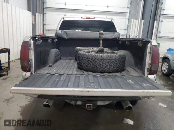 2006 GMC Sierra Denali z VIN 2GTEK63N661185470, wystawiony jako Copart lot #85517684 z przebiegiem 154 457 mil mil oraz Szkoda całkowita • Salvage title. Historia ofert i sprzedaży dostępna na DreamBid. Obrazek 6.