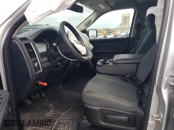 2018 Ram 1500 Tradesman z VIN 1C6RR6FG8JS147409, wystawiony jako Copart lot #55851485 z przebiegiem 116 680 mil mil oraz Szkoda całkowita • Salvage title. Historia ofert i sprzedaży dostępna na DreamBid. Obrazek 7.
