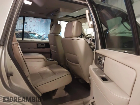 2008 Lincoln Navigator z VIN 5LMFU28568LJ00925, wystawiony jako IAAI lot #41641088 z przebiegiem 214 476 mil mil oraz . Historia ofert i sprzedaży dostępna na DreamBid. Obrazek 8.