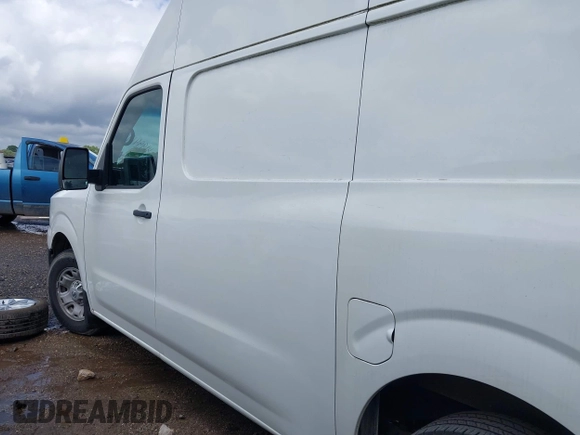 2021 Nissan NV Cargo SV z VIN 1N6BF0LY9MN808457, wystawiony jako IAAI lot #41994149 z przebiegiem 132 571 mil mil oraz . Historia ofert i sprzedaży dostępna na DreamBid. Obrazek 14.