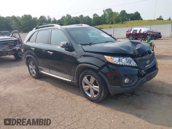 2013 Kia Sorento EX z VIN 5XYKU4A22DG364988, wystawiony jako IAAI lot #42391851 z przebiegiem 221 693 mil mil oraz . Historia ofert i sprzedaży dostępna na DreamBid. Obrazek 1.