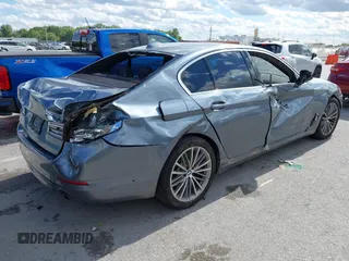 2019 BMW 5 Series 530i xDrive z VIN WBAJA7C51KWW12626, wystawiony jako IAAI lot #42335449 z przebiegiem 71 798 mil mil oraz . Historia ofert i sprzedaży dostępna na DreamBid. Obrazek 4.