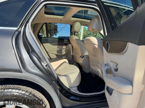 2020 Mercedes-Benz GLC 300 z VIN WDC0G8DB6LF673683, wystawiony jako Copart lot #65841355 z przebiegiem 86 329 mil mil oraz Czysty tytuł • Clean title. Historia ofert i sprzedaży dostępna na DreamBid. Obrazek 6.