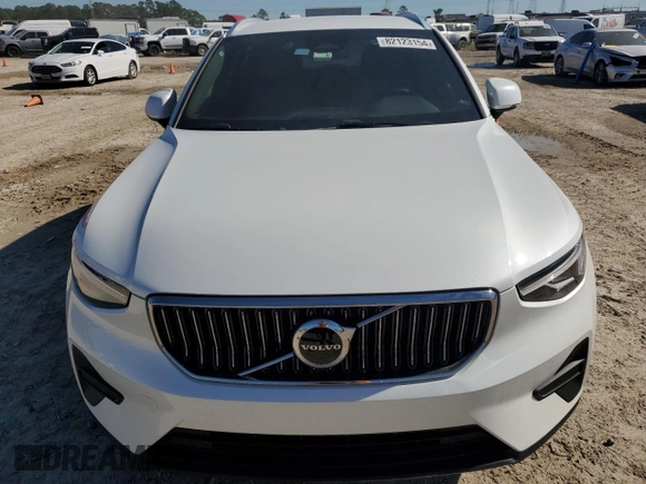 2025 Volvo XC40 Core Bright Theme z VIN YV4L12UJ3S2450867, wystawiony jako Copart lot #82123154 z przebiegiem Nie podano mil oraz Nie do naprawy • Non repairable. Historia ofert i sprzedaży dostępna na DreamBid. Obrazek 5.