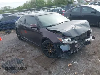 2011 Scion tC z VIN JTKJF5C76B3012480, wystawiony jako IAAI lot #42063298 z przebiegiem 177 933 mil mil oraz . Historia ofert i sprzedaży dostępna na DreamBid. Obrazek 1.