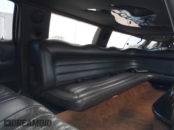 2000 Lincoln Town Car Executive with VIN 1L1FM81W7YY853277, listed as a IAAI auction lot 42533017 with 182,410 mi miles and . Bid and sale history available at DreamBid. Image 13.