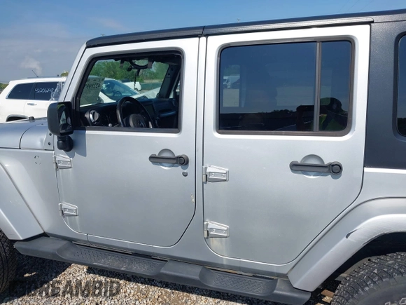 2012 Jeep Wrangler Unlimited Altitude z VIN 1C4HJWEGXCL120397, wystawiony jako IAAI lot #42219976 z przebiegiem 119 172 mil mil oraz . Historia ofert i sprzedaży dostępna na DreamBid. Obrazek 15.