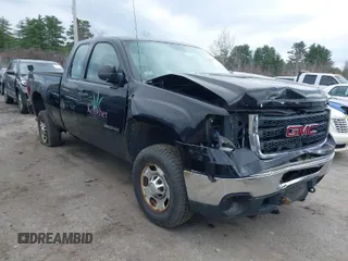 2011 GMC Sierra 2500HD Work Truck z VIN 1GT22ZCG1BZ464817, wystawiony jako IAAI lot #42005759 z przebiegiem 196 243 mil mil oraz . Historia ofert i sprzedaży dostępna na DreamBid. Obrazek 1.