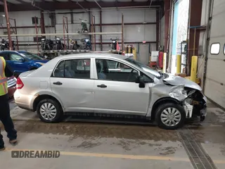 2009 Nissan Versa 1.6 z VIN 3N1CC11E89L460255, wystawiony jako IAAI lot #42161311 z przebiegiem 165 905 mil mil oraz . Historia ofert i sprzedaży dostępna na DreamBid. Obrazek 14.
