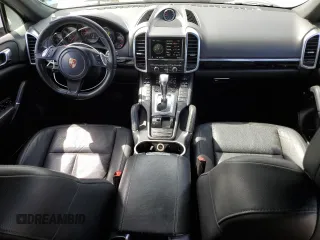 2013 Porsche Cayenne z VIN WP1AA2A2XDLA04038, wystawiony jako Copart lot #52906175 z przebiegiem 162 411 mil mil oraz Szkoda całkowita • Salvage title. Historia ofert i sprzedaży dostępna na DreamBid. Obrazek 8.