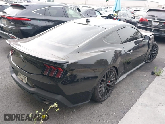 2024 Ford Mustang GT z VIN 1FA6P8CF5R5420461, wystawiony jako IAAI lot #42515797 z przebiegiem 28 636 mil mil oraz . Historia ofert i sprzedaży dostępna na DreamBid. Obrazek 4.