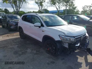 2022 Volkswagen Taos SE z VIN 3VVTX7B2XNM025588, wystawiony jako IAAI lot #39670650 z przebiegiem 45 817 mil mil oraz . Historia ofert i sprzedaży dostępna na DreamBid. Obrazek 1.