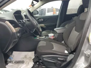 2017 Jeep Cherokee Altitude z VIN 1C4PJLAS4HW617469, wystawiony jako Copart lot #81541854 z przebiegiem 126 325 mil mil oraz Szkoda całkowita • Salvage title. Historia ofert i sprzedaży dostępna na DreamBid. Obrazek 7.
