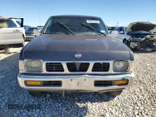 1995 Nissan Frontier XE z VIN 1N6HD16S6SC450675, wystawiony jako Copart lot #88047365 z przebiegiem 193 820 mil mil oraz Czysty tytuł • Clean title. Historia ofert i sprzedaży dostępna na DreamBid. Obrazek 5.