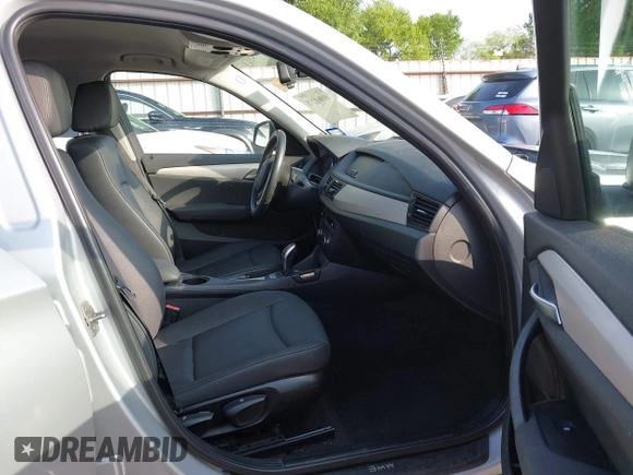 2014 BMW X1 sDrive28i z VIN WBAVM1C51EVW52544, wystawiony jako IAAI lot #41901275 z przebiegiem 117 832 mil mil oraz . Historia ofert i sprzedaży dostępna na DreamBid. Obrazek 5.