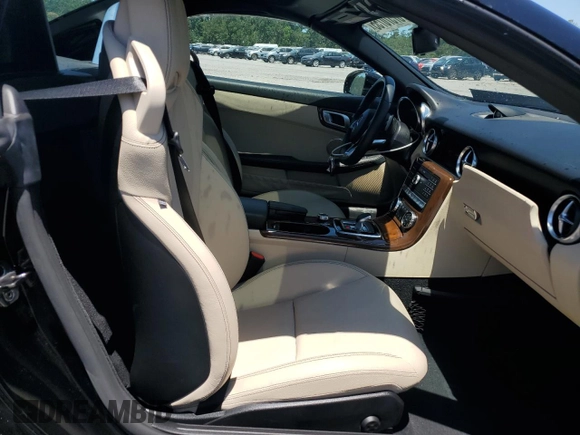 2019 Mercedes-Benz SLC 300 z VIN WDDPK3JA3KF160252, wystawiony jako Copart lot #57570755 z przebiegiem 6 471 mil mil oraz Szkoda całkowita • Salvage title. Historia ofert i sprzedaży dostępna na DreamBid. Obrazek 10.