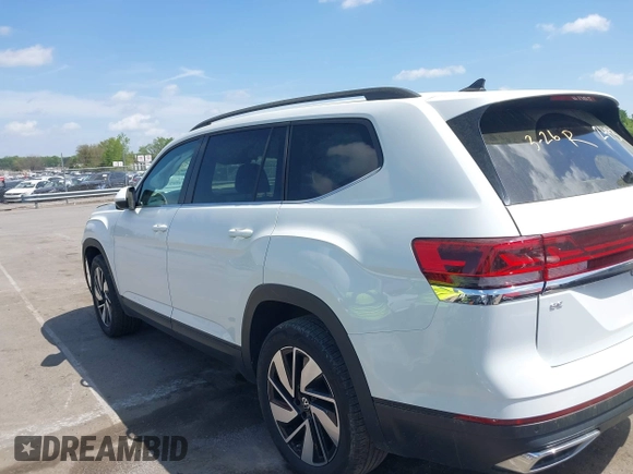 2024 Volkswagen Atlas SE z VIN 1V2HR2CA7RC532493, wystawiony jako IAAI lot #41970251 z przebiegiem 32 124 mil mil oraz . Historia ofert i sprzedaży dostępna na DreamBid. Obrazek 14.