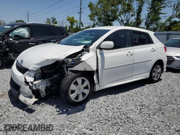 2010 Toyota Matrix z VIN 2T1KU4EE8AC301065, wystawiony jako Copart lot #57299545 z przebiegiem 100 311 mil mil oraz Szkoda całkowita • Salvage title. Historia ofert i sprzedaży dostępna na DreamBid. Obrazek 1.