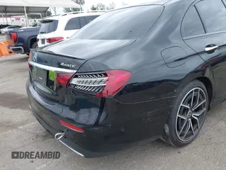 2022 Mercedes-Benz E 450 z VIN W1KZF5KB8NB092932, wystawiony jako IAAI lot #42052966 z przebiegiem 57 176 mil mil oraz . Historia ofert i sprzedaży dostępna na DreamBid. Obrazek 18.