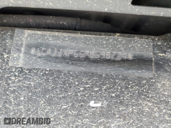 2023 Jeep Wrangler Sahara z VIN 1C4JJXP66PW698724, wystawiony jako Copart lot #55587825 z przebiegiem Nie podano mil oraz Nie do naprawy • Non repairable. Historia ofert i sprzedaży dostępna na DreamBid. Obrazek 13.