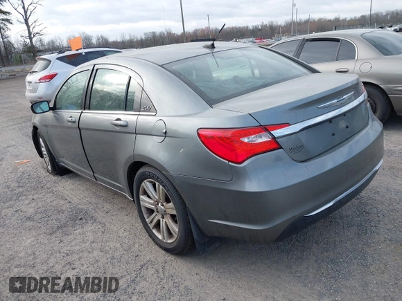 2011 Chrysler 200 Touring z VIN 1C3BC1FB2BN602536, wystawiony jako IAAI lot #41858171 z przebiegiem Nie podano mil oraz . Historia ofert i sprzedaży dostępna na DreamBid. Obrazek 3.