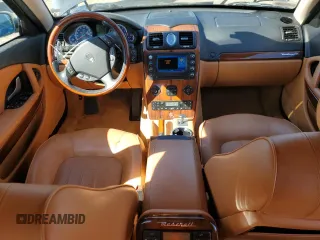 2006 Maserati Quattroporte z VIN ZAMCE39A960023356, wystawiony jako Copart lot #76954384 z przebiegiem 76 185 mil mil oraz Szkody całkowita. Historia ofert i sprzedaży dostępna na DreamBid. Obrazek 8.