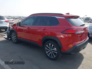 2023 Toyota Corolla Cross XLE z VIN 7MUDAAAG0PV065993, wystawiony jako IAAI lot #42629443 z przebiegiem 16 056 mil mil oraz . Historia ofert i sprzedaży dostępna na DreamBid. Obrazek 3.