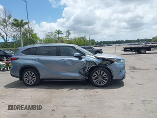2022 Toyota Highlander Platinum z VIN 5TDFZRBHXNS175366, wystawiony jako IAAI lot #42149787 z przebiegiem 32 235 mil mil oraz . Historia ofert i sprzedaży dostępna na DreamBid. Obrazek 13.