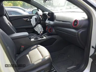 2024 Chevrolet Blazer RS z VIN 3GNKBKRSXRS143036, wystawiony jako IAAI lot #42117715 z przebiegiem 16 093 mil mil oraz . Historia ofert i sprzedaży dostępna na DreamBid. Obrazek 5.
