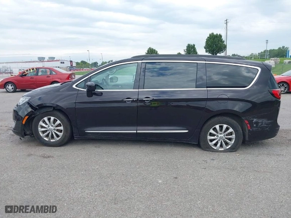 2017 Chrysler Pacifica Touring-L with VIN 2C4RC1BG6HR559293, listed as a IAAI auction lot 39997276 with NaN miles. Bid and sale history available at carsss.com. Image 14.
