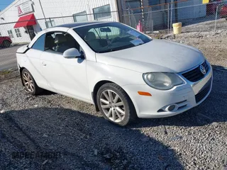 2008 Volkswagen Eos Turbo z VIN WVWBA71F18V029510, wystawiony jako IAAI lot #41775714 z przebiegiem 102 374 mil mil oraz . Historia ofert i sprzedaży dostępna na DreamBid. Obrazek 1.