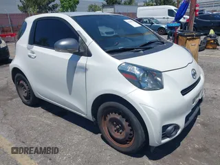 2012 Scion iQ z VIN JTNJJXB09CJ020586, wystawiony jako IAAI lot #42218772 z przebiegiem 100 227 mil mil oraz . Historia ofert i sprzedaży dostępna na DreamBid. Obrazek 1.