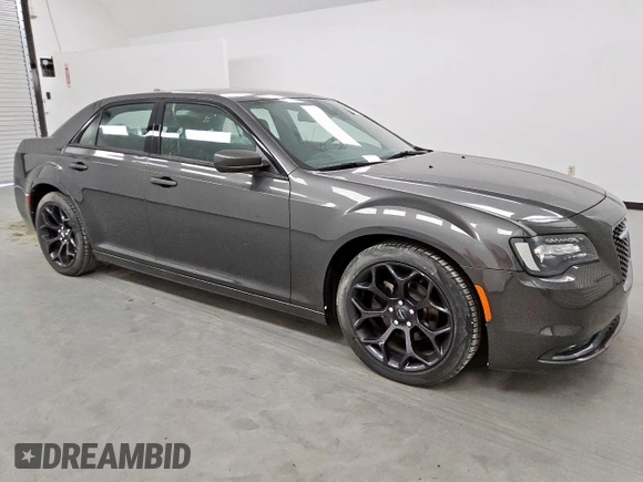 2020 Chrysler 300 S z VIN 2C3CCABG8LH131377, wystawiony jako Copart lot #56373215 z przebiegiem 3 584 mil mil oraz Czysty tytuł • Clean title. Historia ofert i sprzedaży dostępna na DreamBid. Obrazek 4.