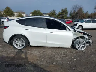 2022 Tesla Model Y Long Range z VIN 7SAYGDEE0NF435252, wystawiony jako IAAI lot #41449612 z przebiegiem 48 671 mil mil oraz . Historia ofert i sprzedaży dostępna na DreamBid. Obrazek 13.