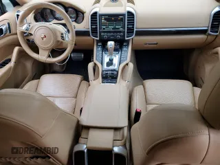 2014 Porsche Cayenne S z VIN WP1AB2A25ELA58233, wystawiony jako Copart lot #52733455 z przebiegiem 144 344 mil mil oraz Tytuł czysty. Historia ofert i sprzedaży dostępna na DreamBid. Obrazek 8.